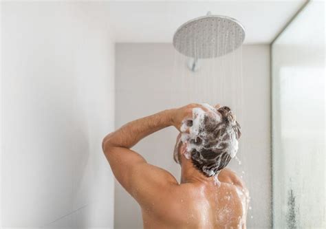 Persona duchándose con agua limpia