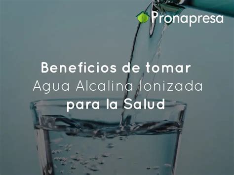Imagen conceptual de agua alcalina/ionizada promoviendo la salud