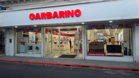 clientes reclamando en una sucursal de Garbarino