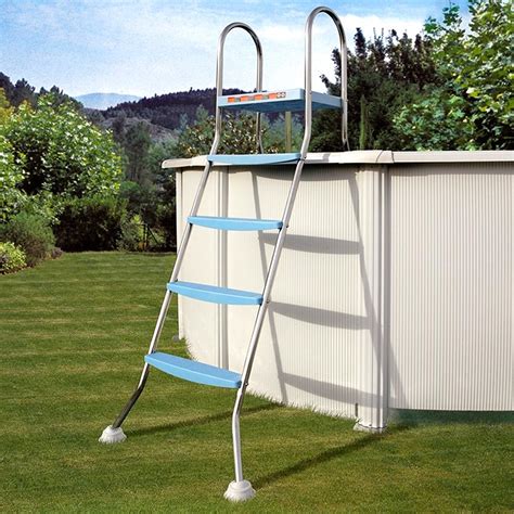 Imagen de una escalera INTEX para piscina desmontable
