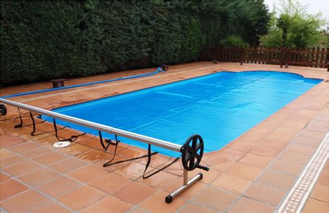 Imagen de diferentes tipos de cobertores para piscinas