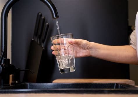 Comparación visual de agua de grifo y agua filtrada