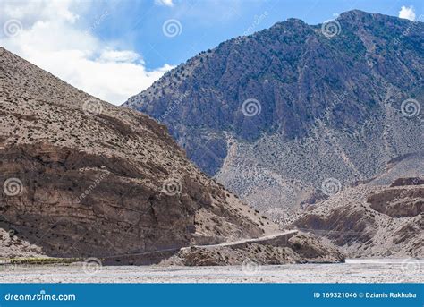 Paisaje del Himalaya con senderos de trekking
