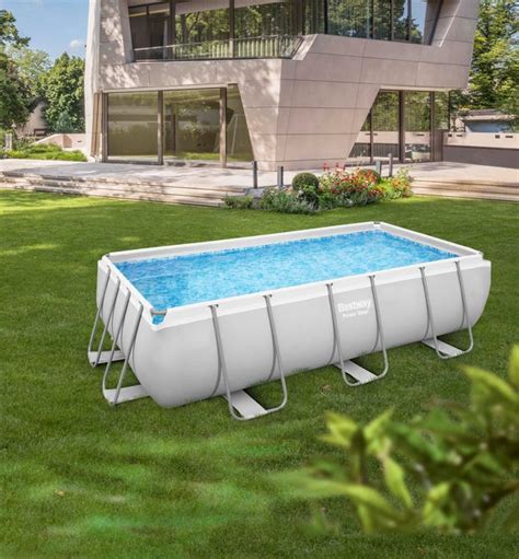 Piscina rectangular Bestway en un jardín soleado