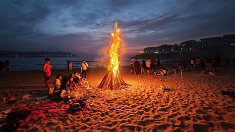 Imagen de hogueras en una playa durante una festividad