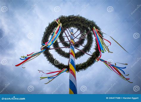 Imagen de un maypole decorado con flores y cintas