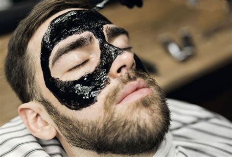 hombre con mascarilla negra FFP2