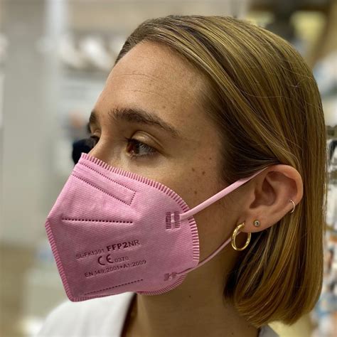 hombre con mascarilla rosa FFP2