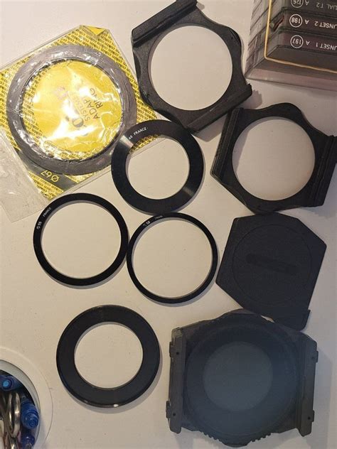 Fotógrafo utilizando un sistema de filtros Cokin en una cámara