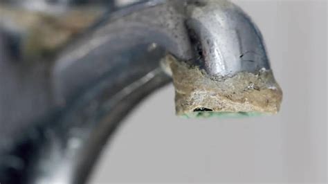 Acumulación de sarro en un grifo