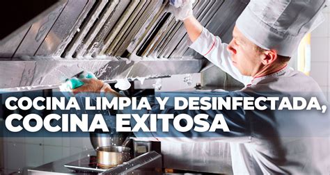 Superficie de cocina siendo desinfectada
