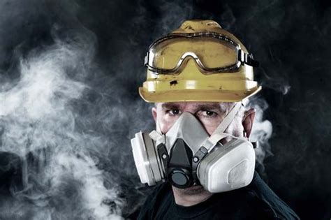 Trabajadores industriales utilizando equipo de protección respiratoria