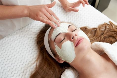 rostro femenino aplicando mascarilla de goma