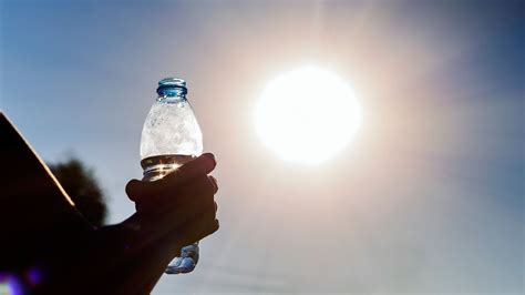 Botellas de agua expuestas al sol para desinfección