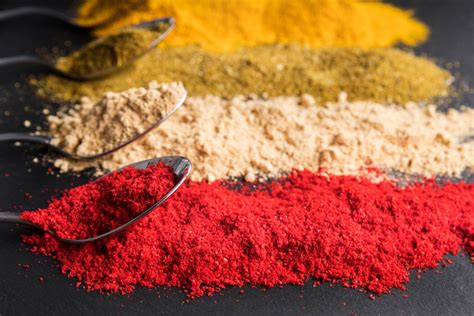 Variedad de alimentos en polvo y triturados para acuarios