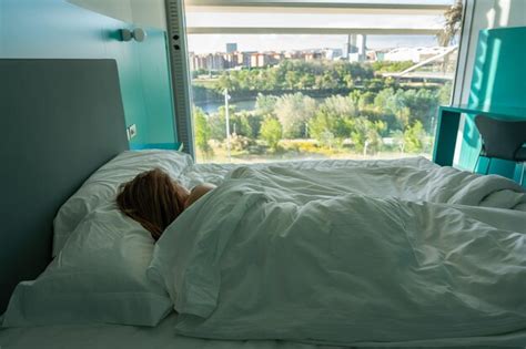 persona durmiendo plácidamente en una habitación con un purificador de aire