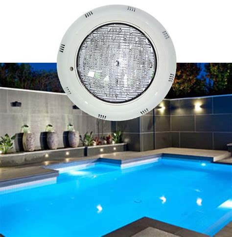 Focos LED para piscina iluminando un agua de color azul