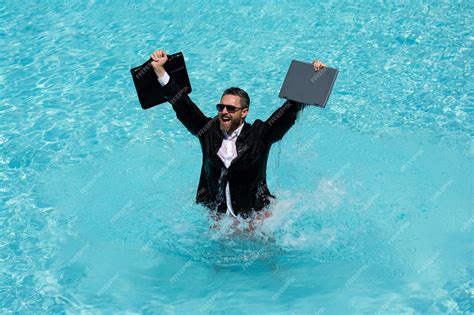 Personal de instalación trabajando en una piscina