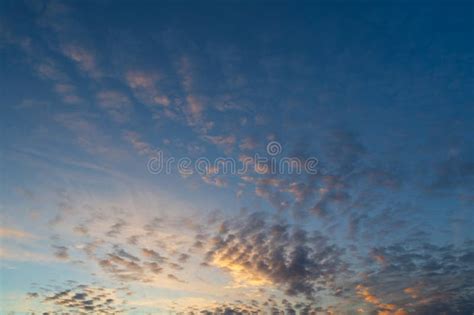 Fotografía de un paisaje con cielo azul intenso y nubes blancas contrastadas, lograda con filtro polarizador.
