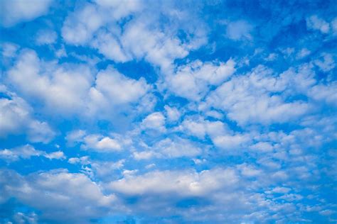 Paisaje con cielo azul intenso y nubes blancas bien definidas, capturado con filtro polarizador.