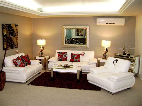 Imagen de una sala blanca con personal trabajando