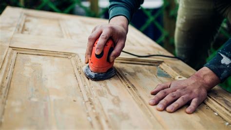 Lijando una puerta de madera