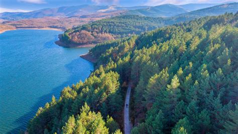 Paisaje de la Sierra de la Demanda con el río Arlanza