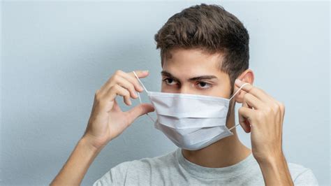 Persona utilizando correctamente una mascarilla higiénica