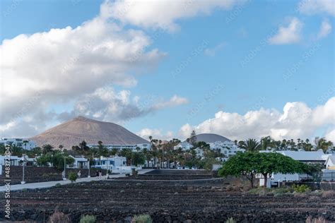 Paisaje volcánico de Lanzarote con casas blancas