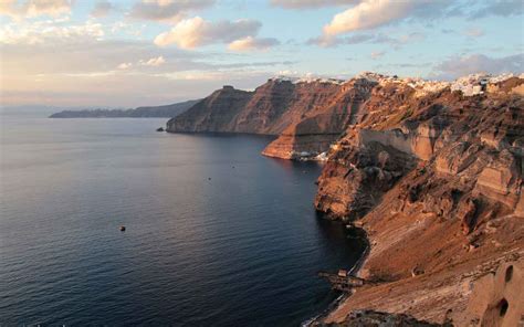 Caldera de Santorini con pueblos blancos