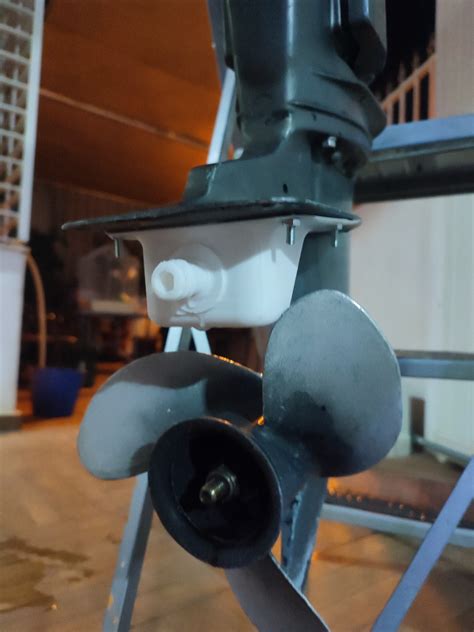 Motor fueraborda siendo desalinizado con orejeras