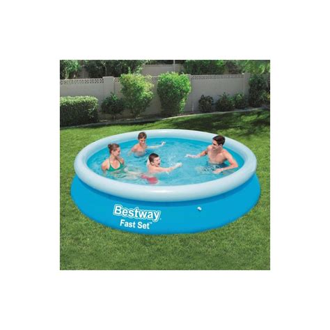 Niños jugando en una piscina hinchable Bestway con depuradora