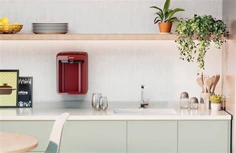 Um técnico instalando um purificador de água Europa em uma cozinha