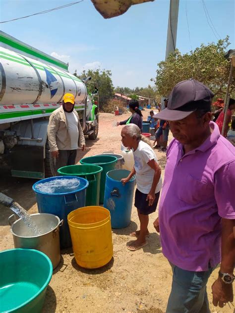 Comunidad insular de Cartagena recibiendo agua potable