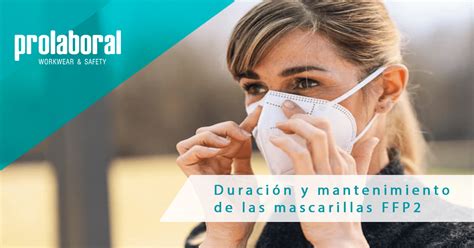 Imagen de un médico explicando la importancia de las mascarillas FFP2