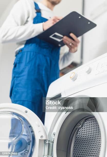 Un técnico revisando una lavadora
