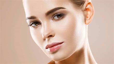 Primer plano de una piel facial sana y radiante
