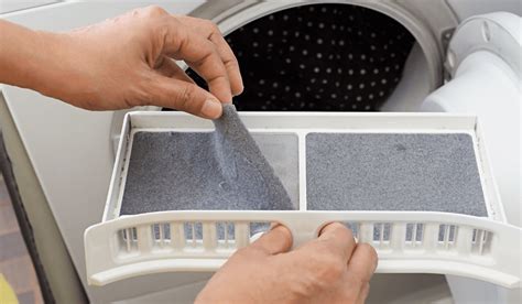 Persona limpiando el filtro de una hidrolimpiadora