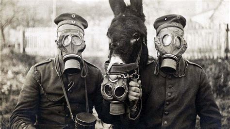 Fotografía de soldados de la Primera Guerra Mundial con máscaras de gas