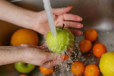 Frutas y verduras siendo lavadas con bicarbonato de sodio