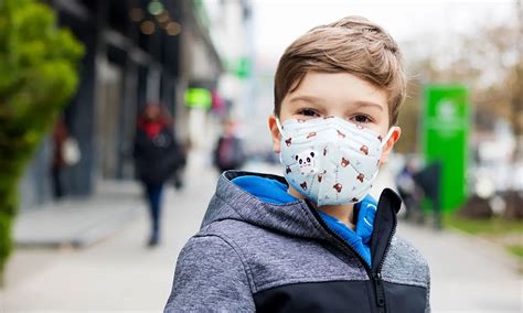 ilustración de un niño usando correctamente una mascarilla FFP2