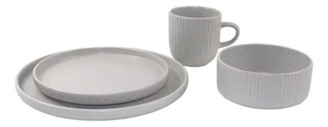 Vajilla gris báltico moderna en una mesa