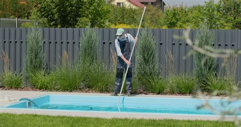 Persona limpiando un filtro de piscina