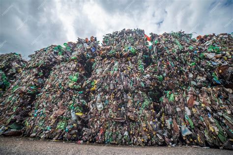 botellas de plástico en un vertedero