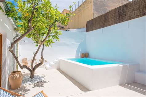 Terraza con pequeña piscina desmontable