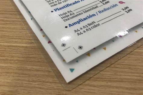 Ejemplo de una funda de papel plastificado para mascarillas con un diseño impreso