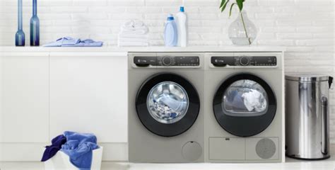 Interior de una lavadora-secadora con filtros visibles