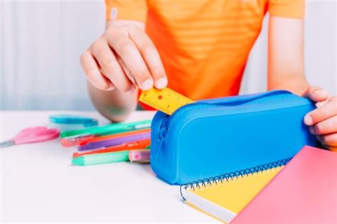 Niño guardando mascarilla en un estuche