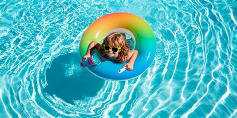 Imagen de una piscina limpia y cristalina