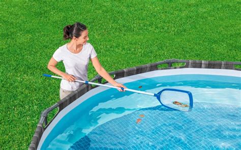 Piscina limpia y brillante con un filtro funcionando